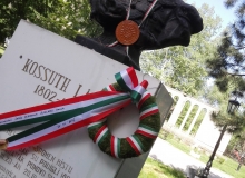 Bacskossuthfalva__Kossuth-szobor_koszoruzas