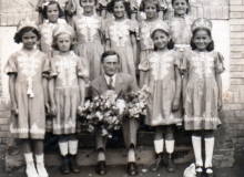1941.06.11 Csorba Dezső tanító negyedikes lányokkal